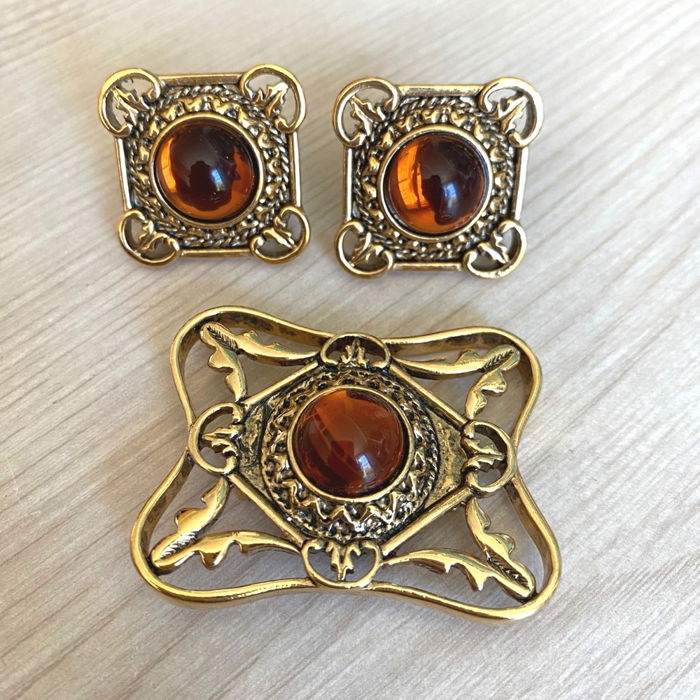 Vintage Avon Queen Eye Brooch and Earring Set Women OS Gold Tone Victorian Frame